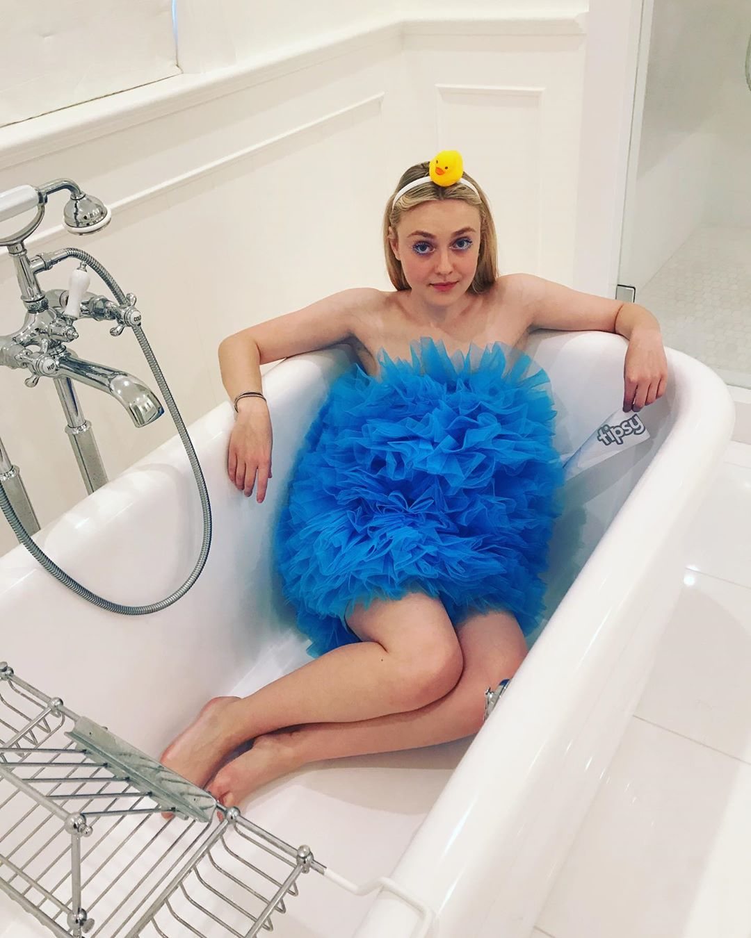 Dakota Fanning de esponja para el baño