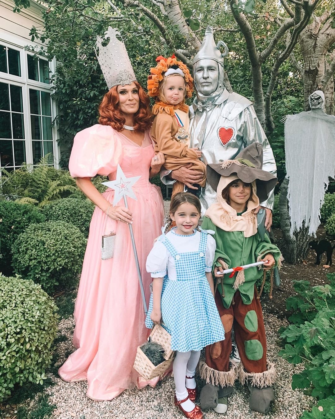 Molly Sims y su familia de los personajes de la película 'El mago de Oz'