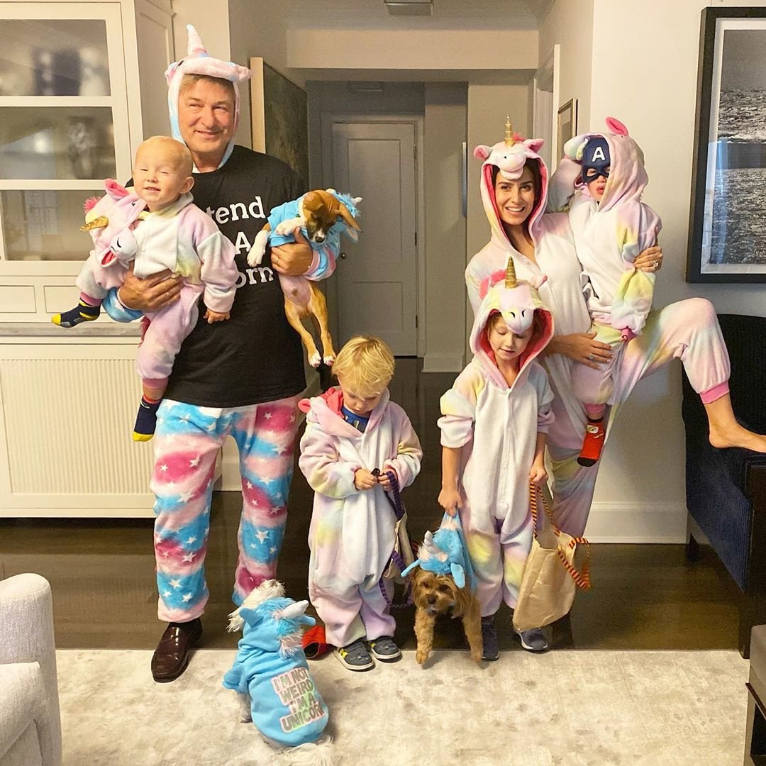 Alec e Hilaria Baldwin junto a sus hijos de unicornios