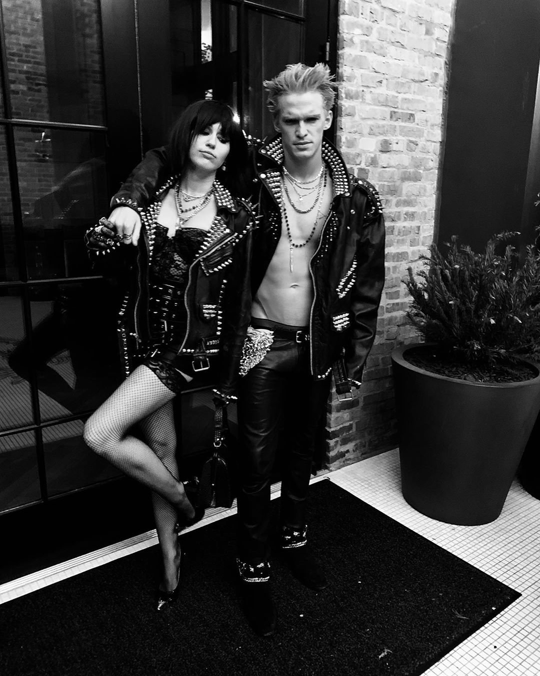 Miley Cyrus y Cody Simpson de Perri Lister y Billy Idol