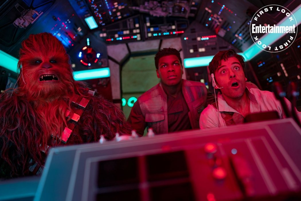 Poe (Oscar Isaac) a los mandos de el Halcón Milenario con Chewbacca y Finn (John Boyega)