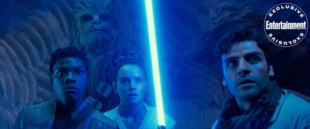 Rey (Daisy Ridley), Poe (Oscar Isaac), Finn (John Boyega) y Chewbacca ante el peligro.