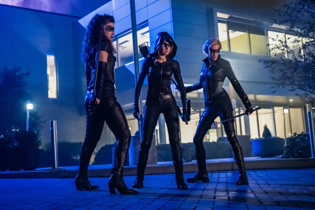 Dinah, Mia y Laurel en sus nuevos trajes