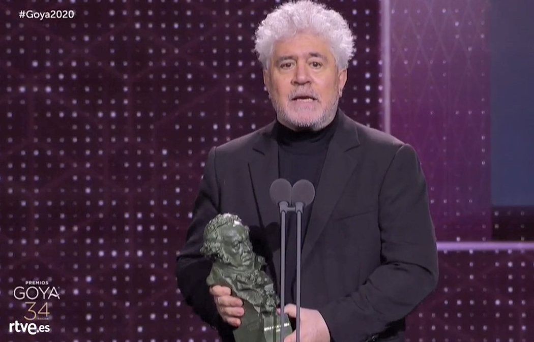 Almodóvar dirigiéndose a Pedro Sánchez