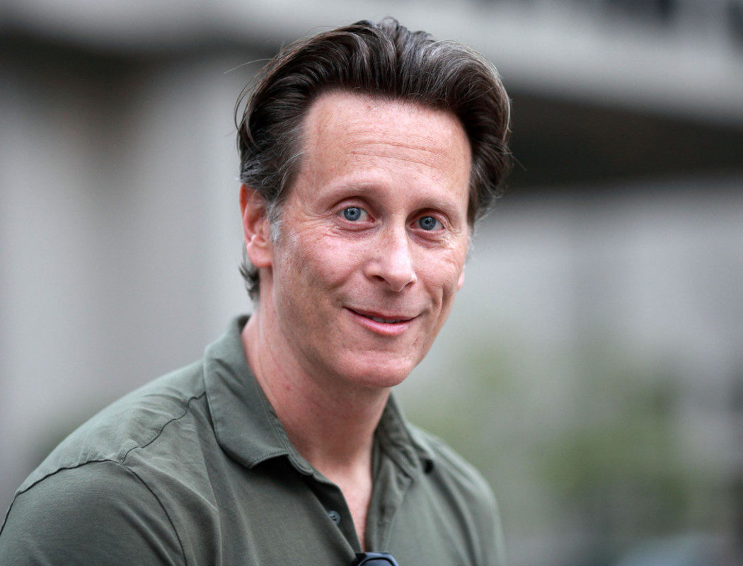 Steven Weber (NCIS: New Orleans) ficha por 'Model Woman'