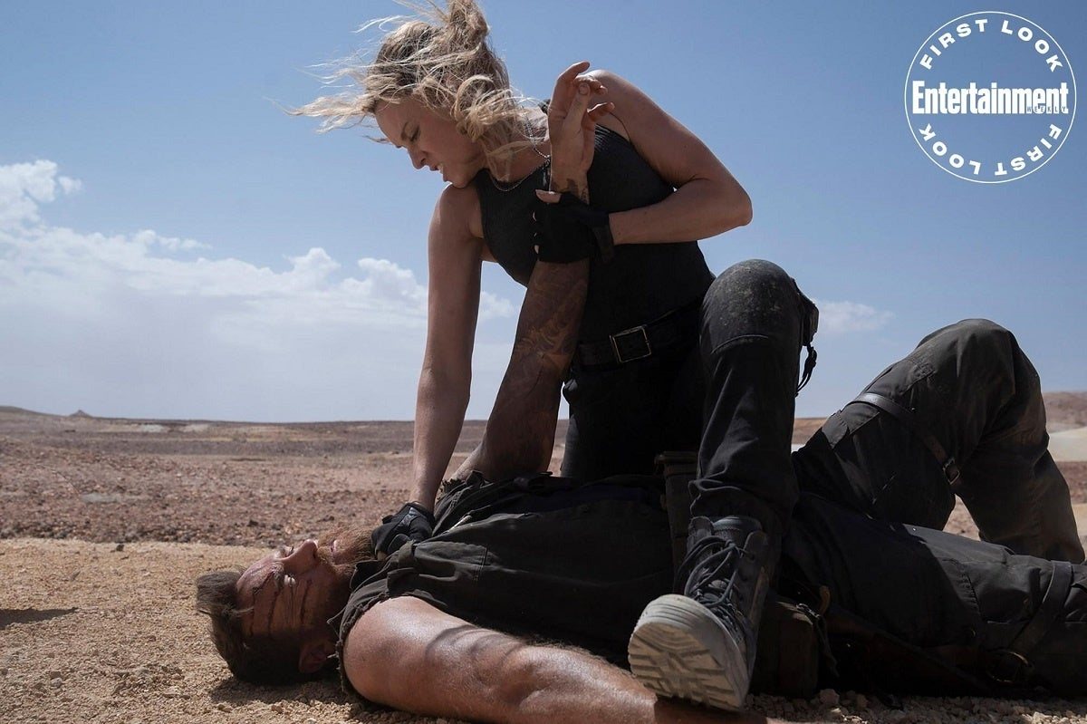 Sonya Blade (Jessica McNamee) y Kano (Josh Lawson)