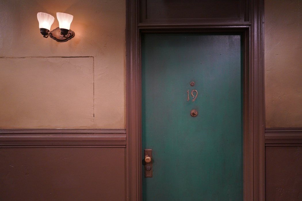 La puerta del piso de Joey y Chandler