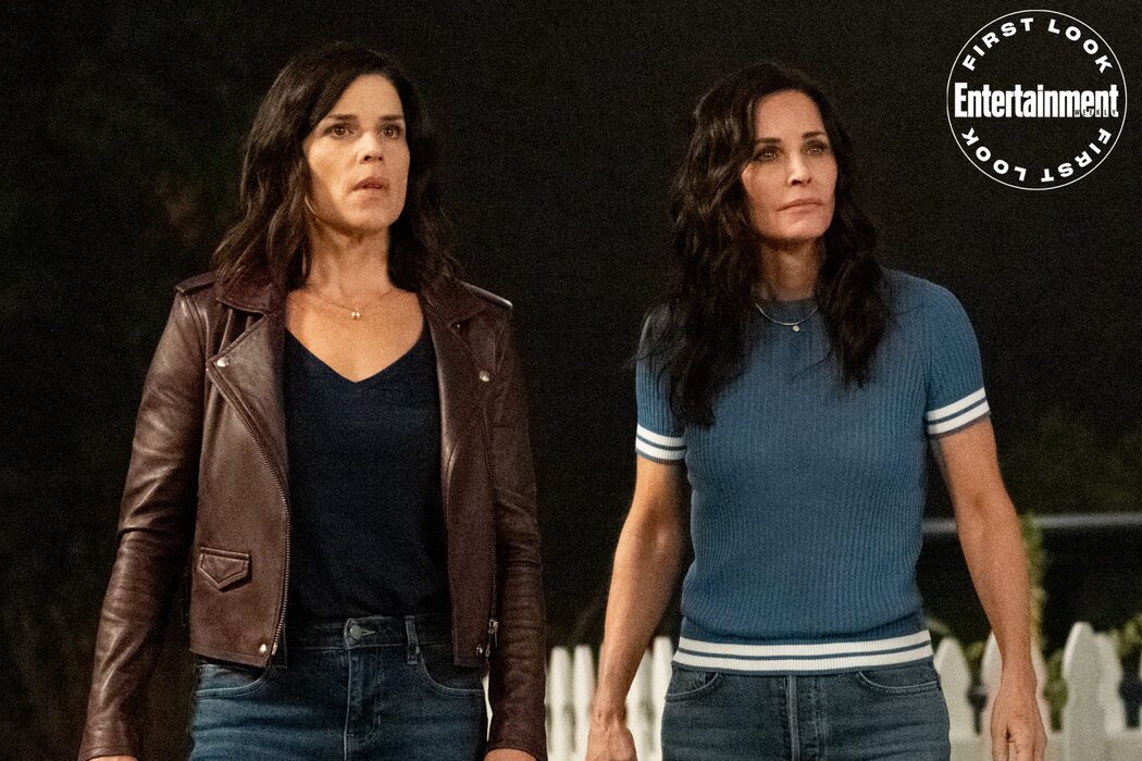 Neve Campbell como Sidney Prescott y Courteney Cox como Gale Weathers