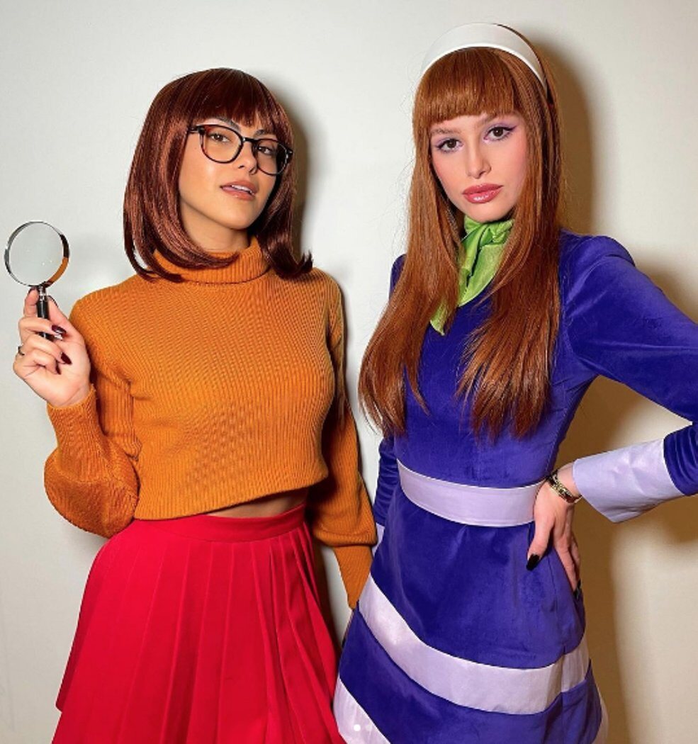 Cami Mendes y Madelaine Petsch como Velma y Daphne de 'Scooby Doo'