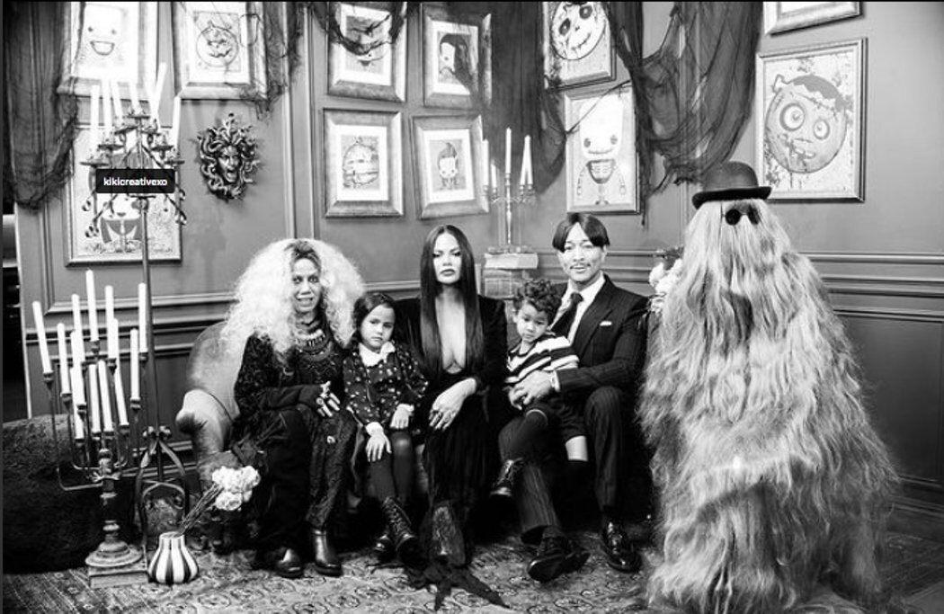 John Legend y Chrissy Teigen de la familia Addams