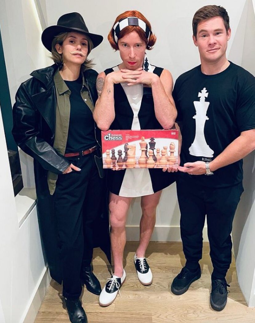 Nina Dobrev, Shaun White y Adam DeVine de Benny Watts, Beth Harmon y el tablero de ajedrez de 'Gambito de Dama'