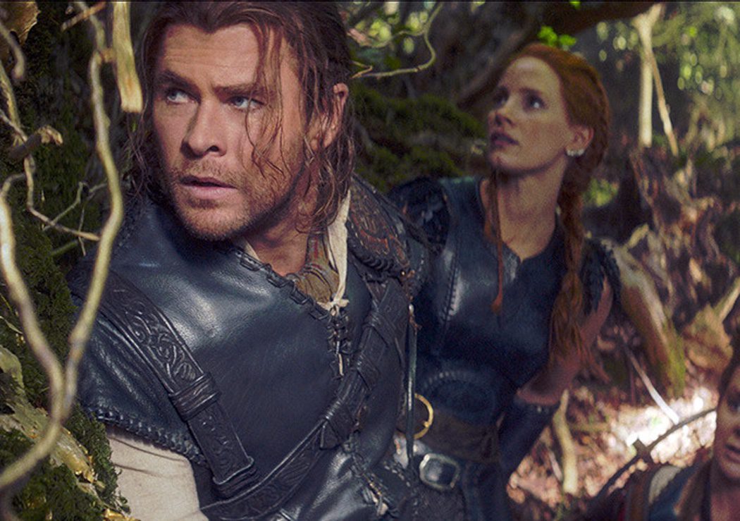 Chris Hemsworth (El cazador) y Jessica Chastain (Sara)