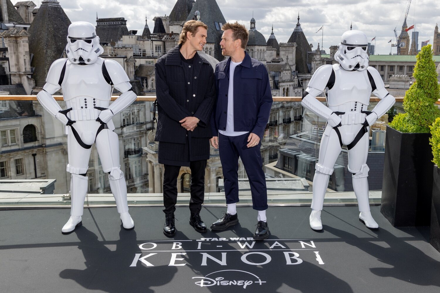 Hayden Christensen (Darth Vader) y Ewan McGregor (Obi-Wan Kenobi) con dos stormtrooper