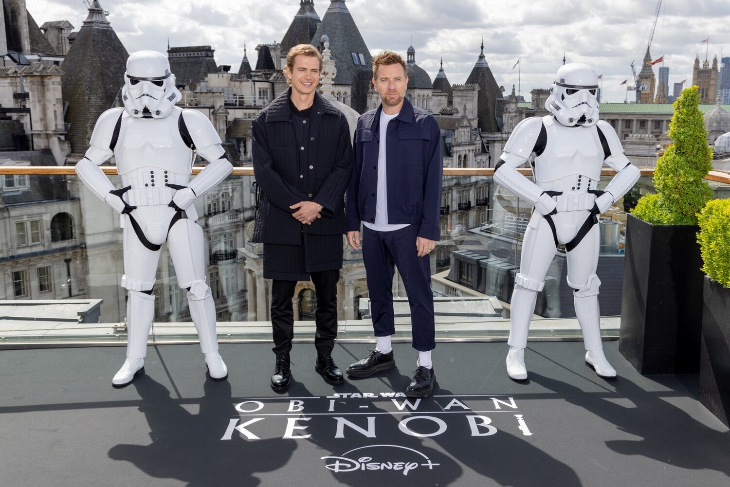 Hayden Christensen (Darth Vader) y Ewan McGregor (Obi-Wan Kenobi) con dos stormtrooper