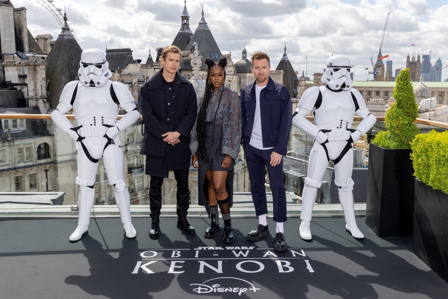 Hayden Christensen (Darth Vader), Moses Ingram (Inquisidora Reva) y Ewan McGregor (Obi-Wan Kenobi) con dos stormtrooper