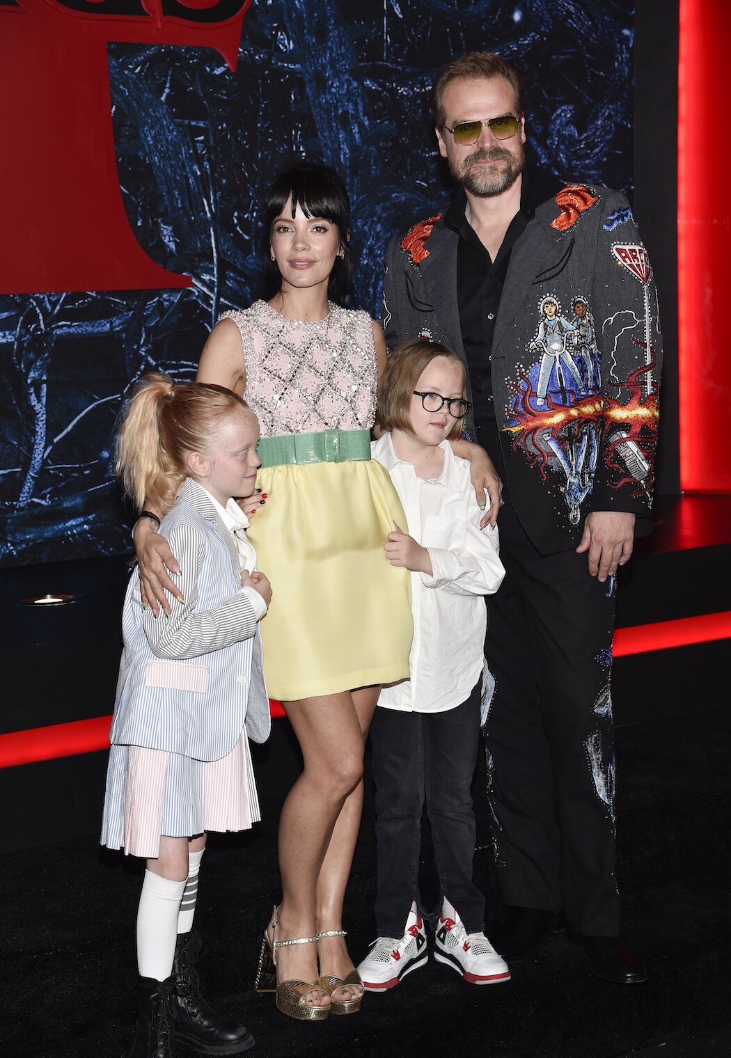 David Harbour y Lily Allen con sus hijas