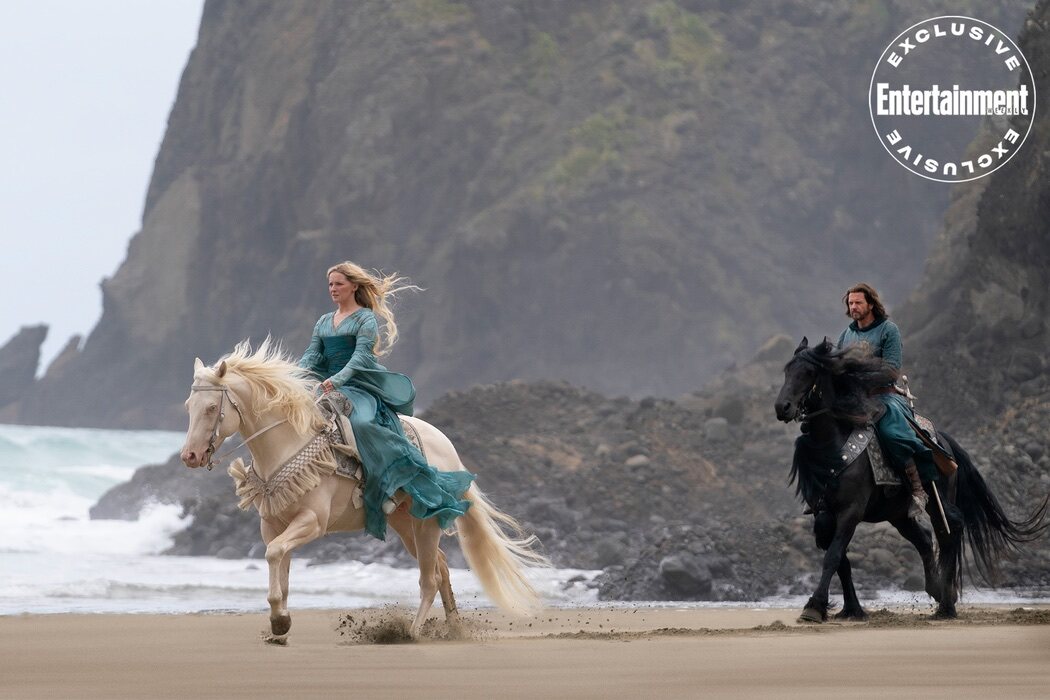 Galadriel (Morfydd Clark) y Elendil (Lloyd Owen)