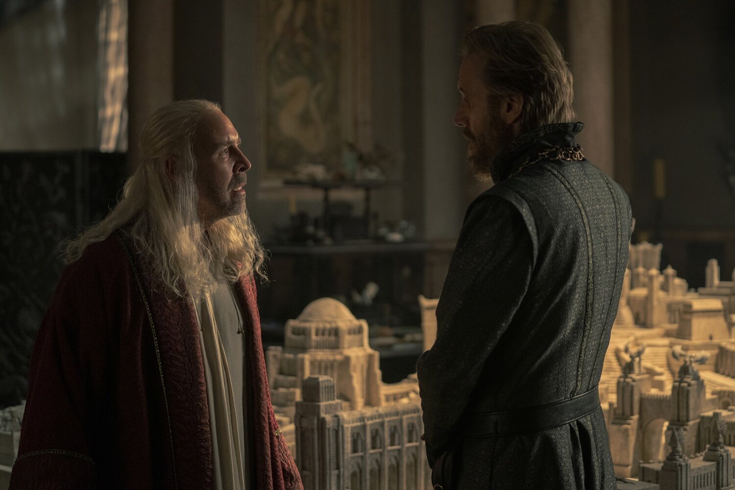 Viserys Targaryen y Otto Hightower en el 1x04 de 'La Casa del Dragón'