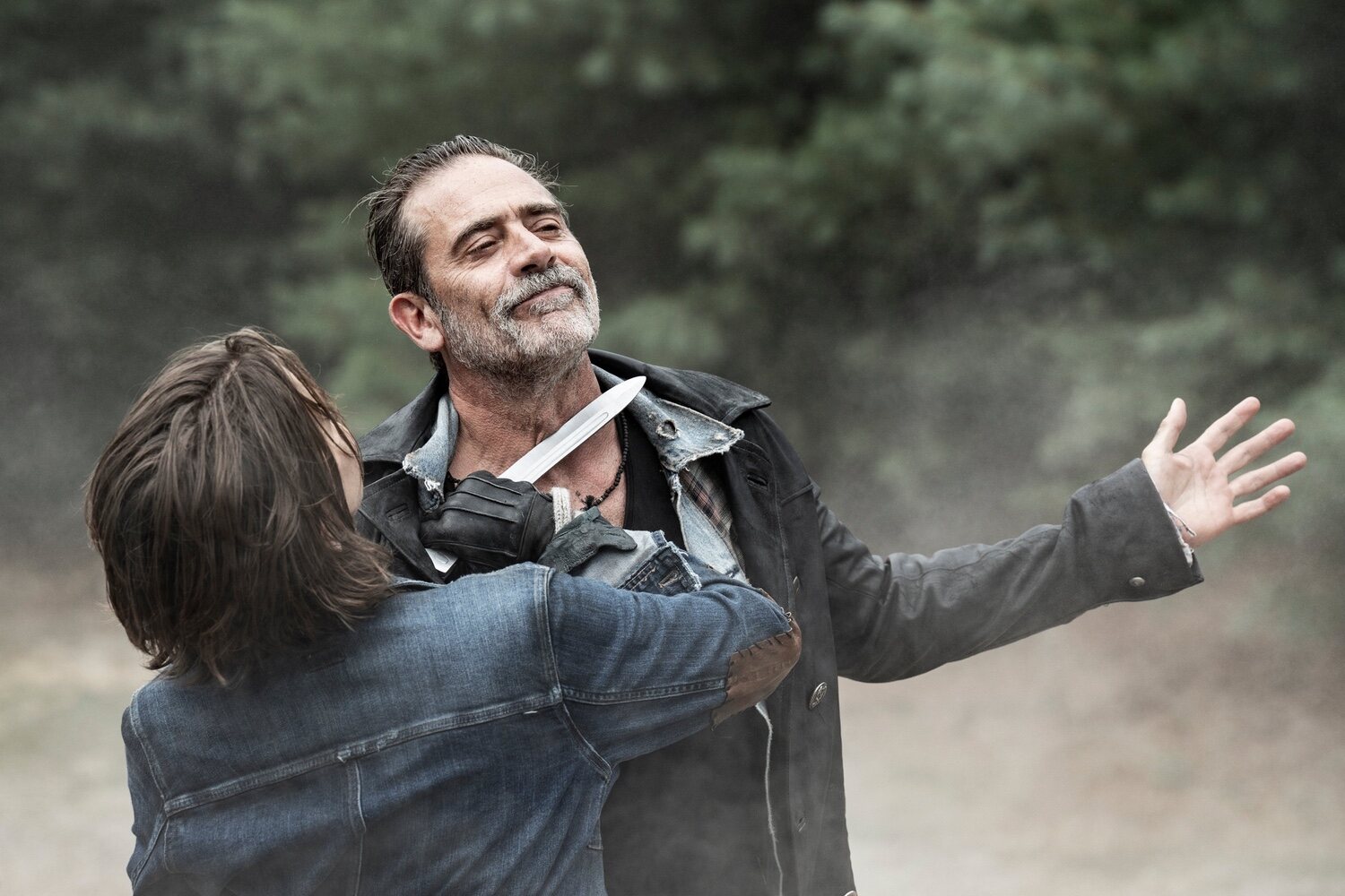 Lauren Cohan como Maggie y Jeffrey Dean Morgan como Negan