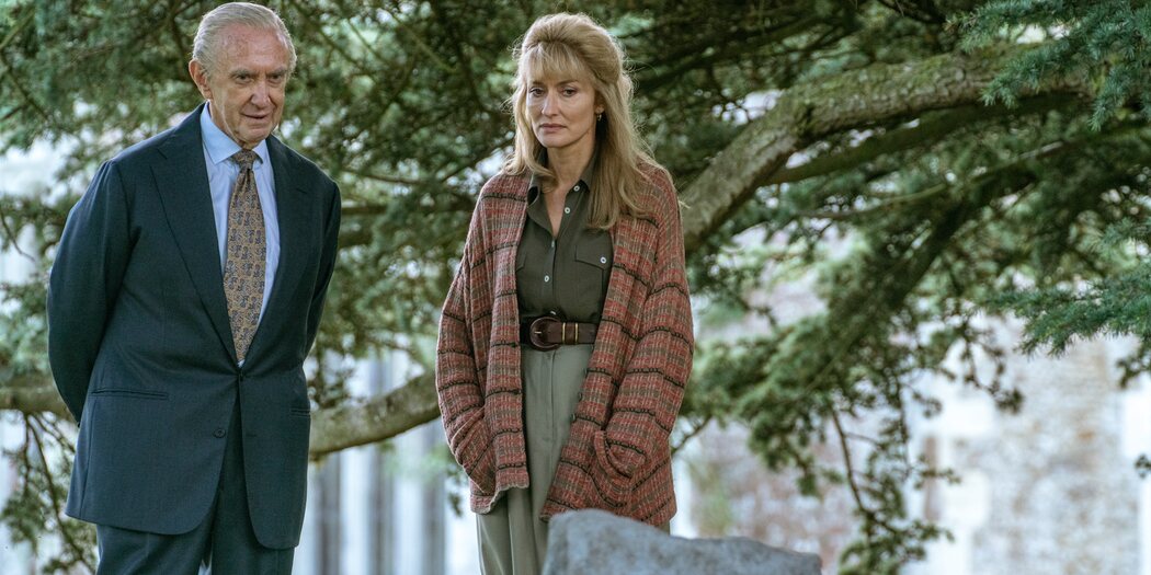 Jonathan Pryce y Natascha McElhone, el Duque de Edimburgo y Penny Knatchbull