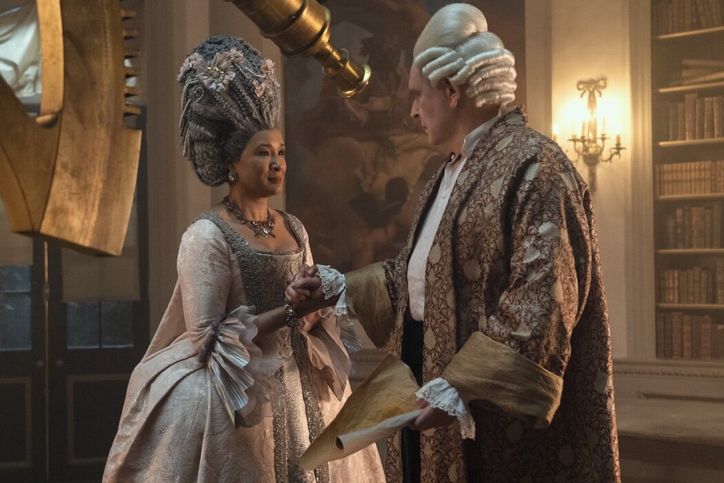 Golda Rosheuvel como la reina Carlota y James Fleet como el rey Jorge