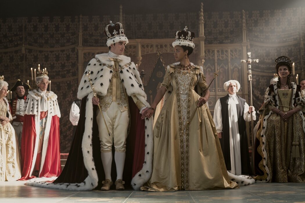 Corey Mylchreest como el joven rey Jorge e India Amarteifio como la joven reina Carlota en su ceremonia de boda