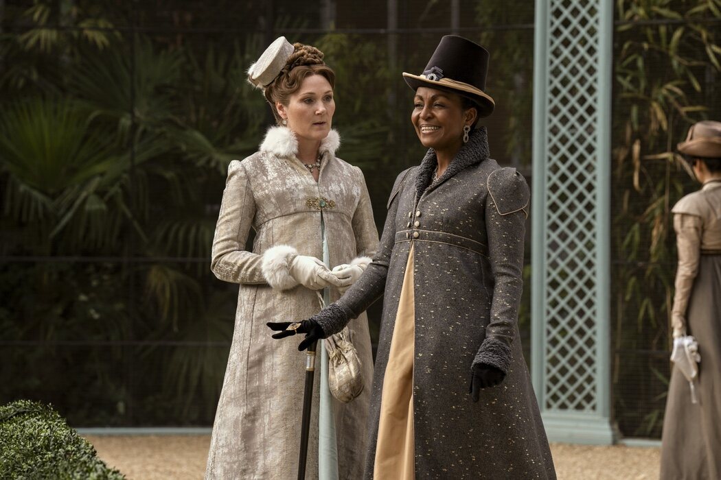 Ruth Gemmell como Violet Bridgerton y Adjoa Andoh como Lady Danbury