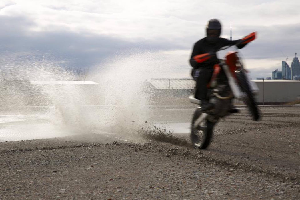 Vin Diesel practicando con la moto