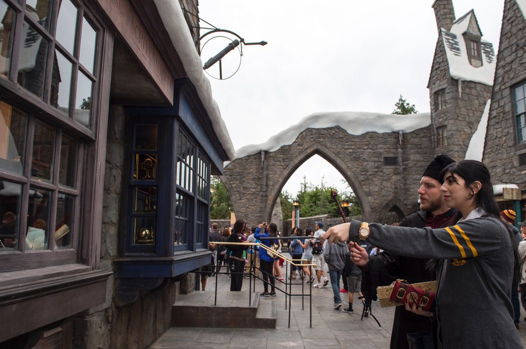 En una tienda de varitas del parque temático de 'Harry Potter'