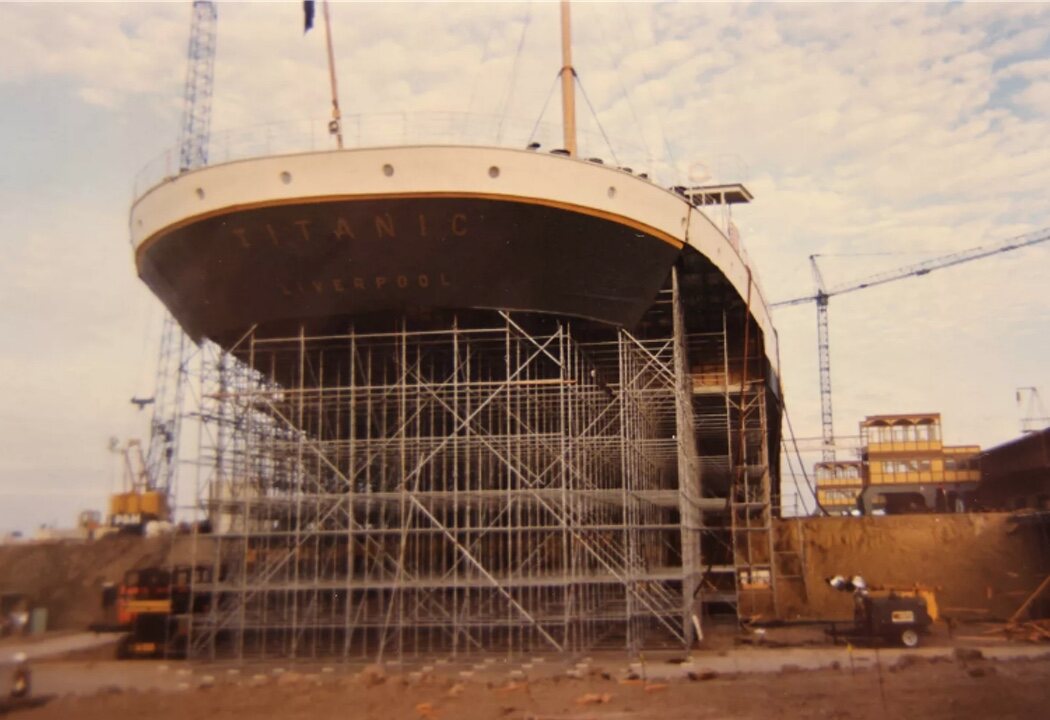 La réplica del Titanic sostenida por un gigantesco andamio