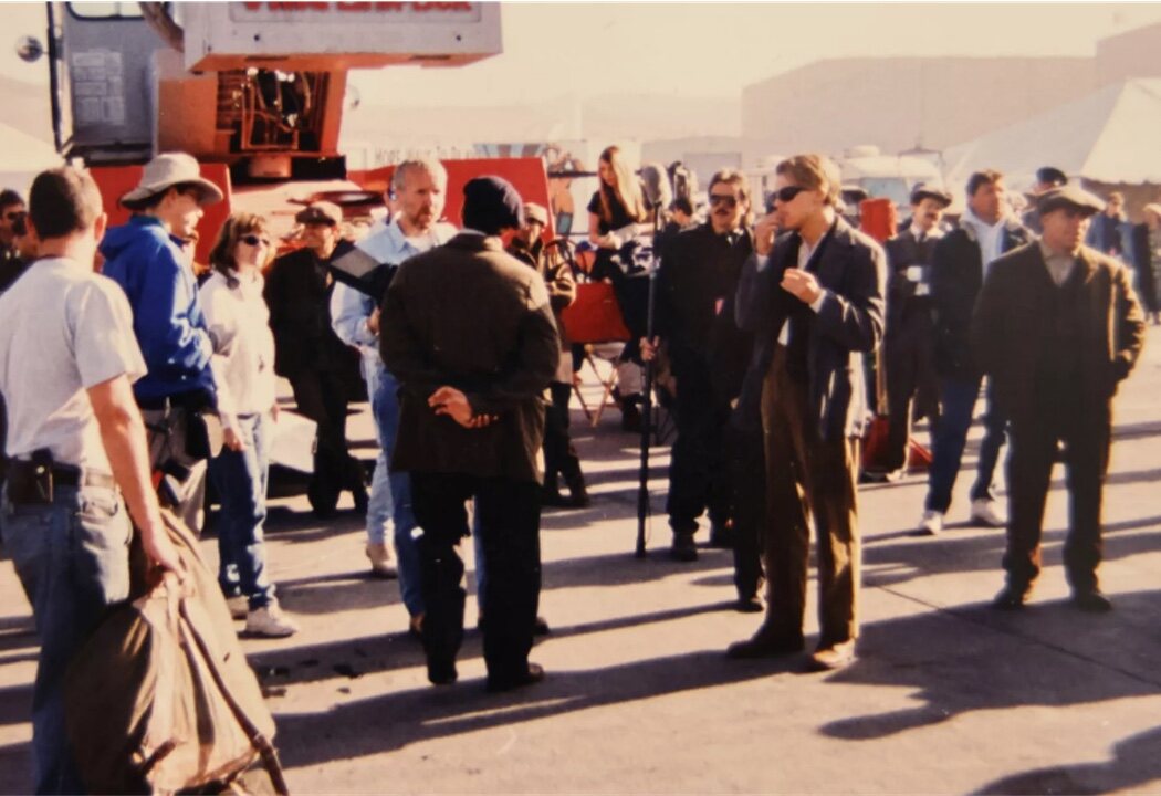 James Cameron dando indicaciones al equipo, entre ellos DiCaprio con gafas de sol