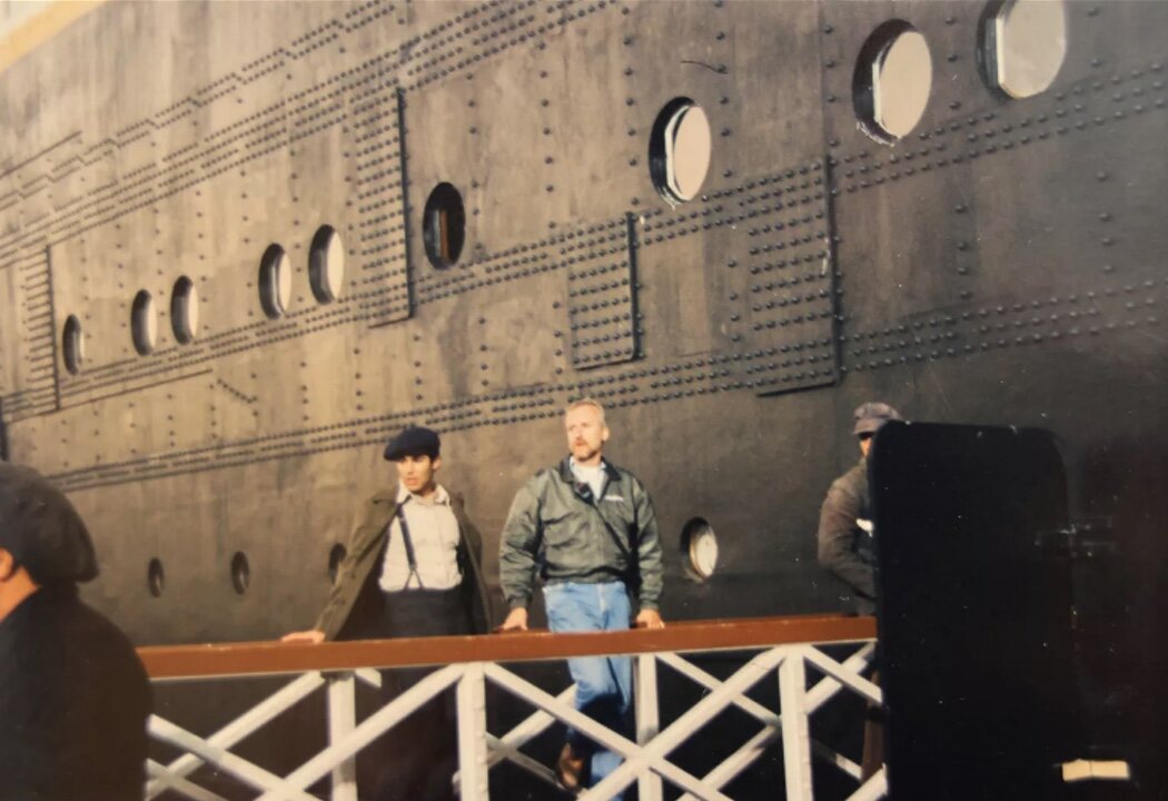 Cameron junto a la réplica del Titanic