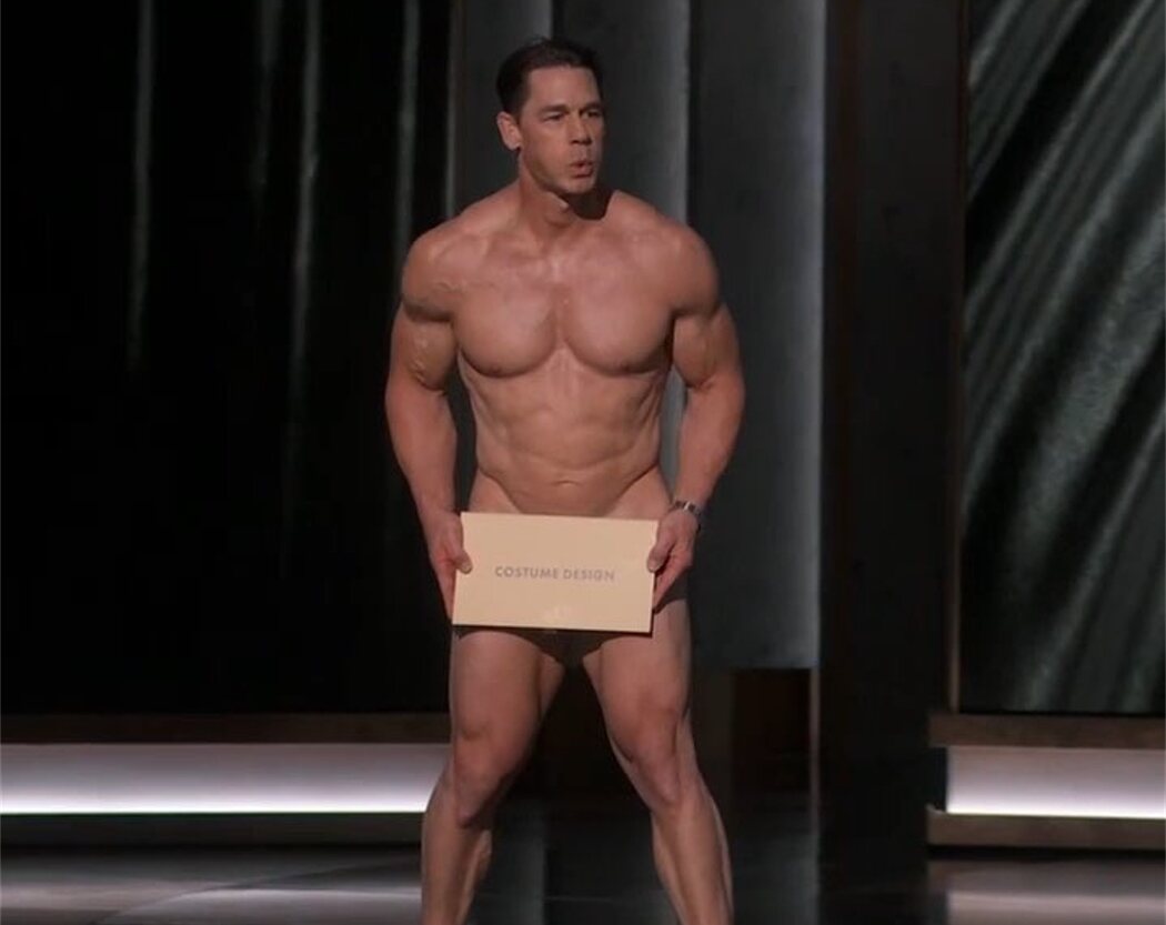 John Cena entrega un premio desnudo