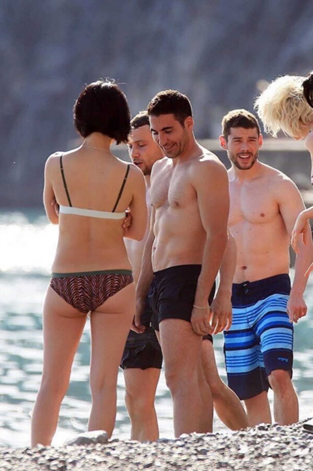 Miguel Ángel Silvestre en la playa rodando 'Sense8'