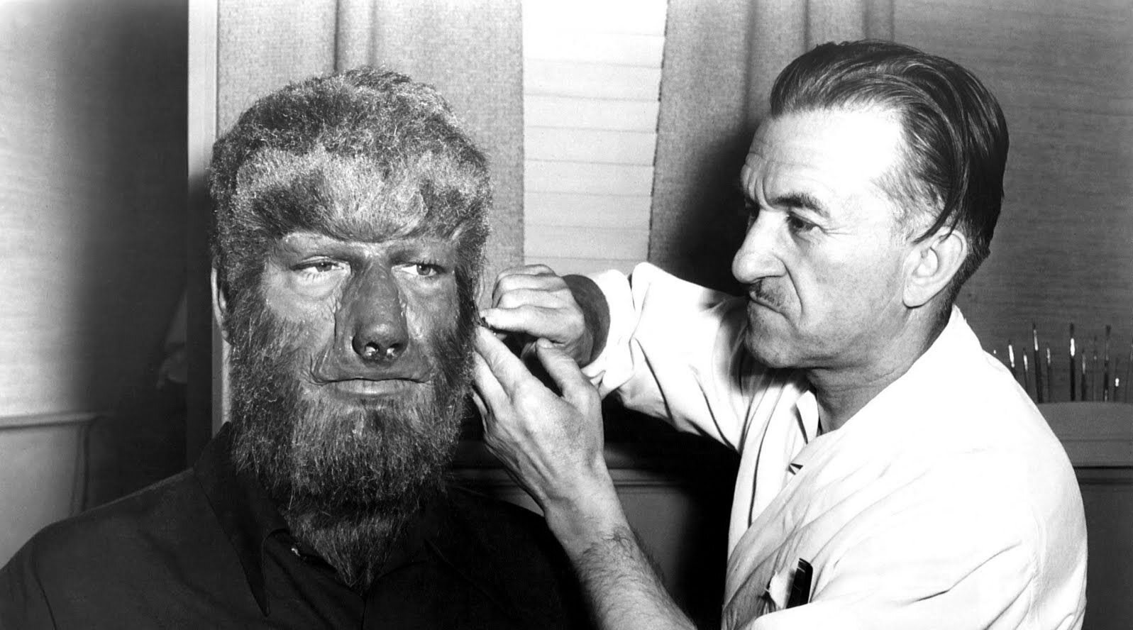 Jack Pierce maquillando en la película 'El hombre lobo'