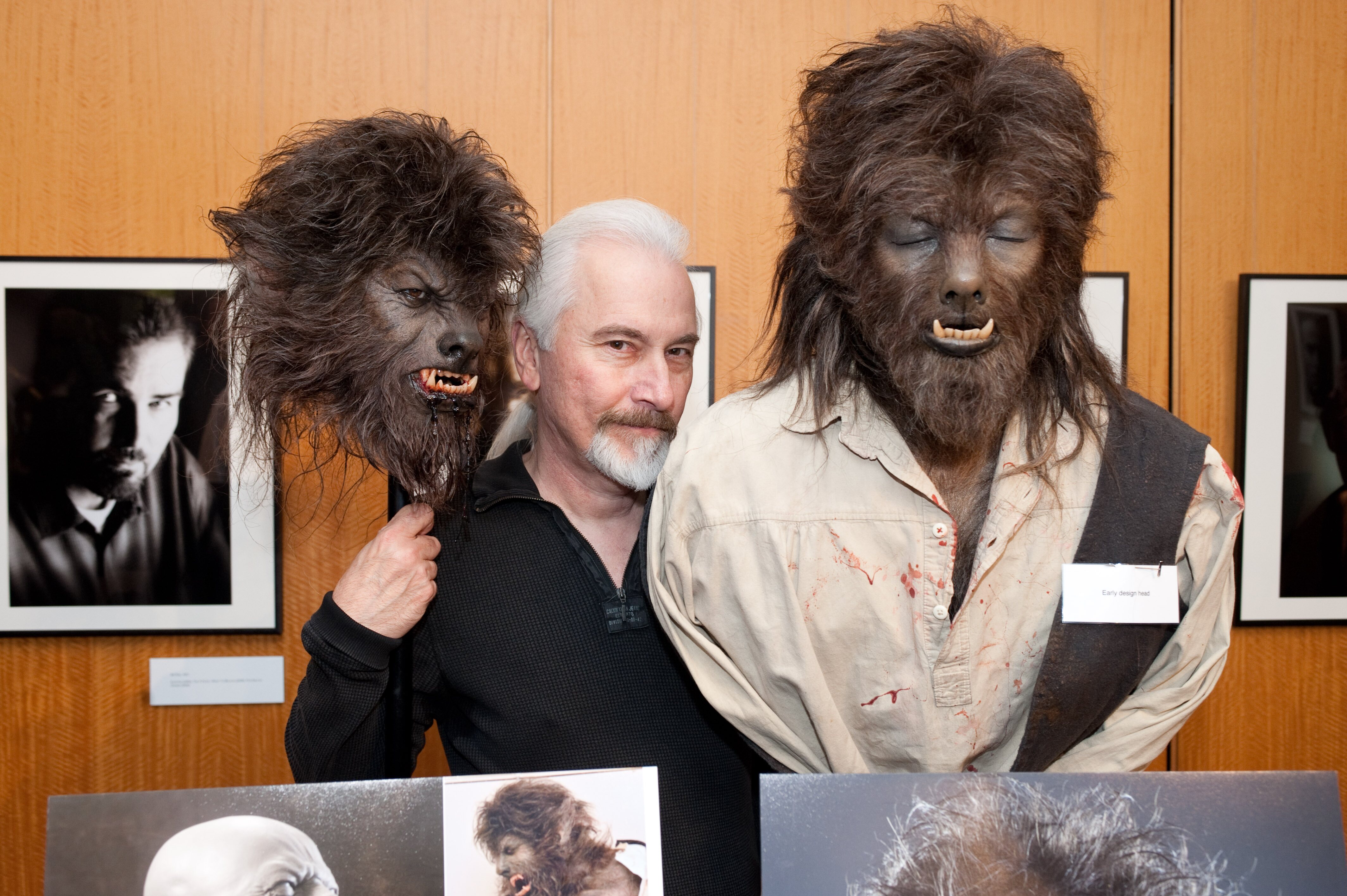 Rick Baker en los Oscars con las prótesis de 'El hombre lobo'