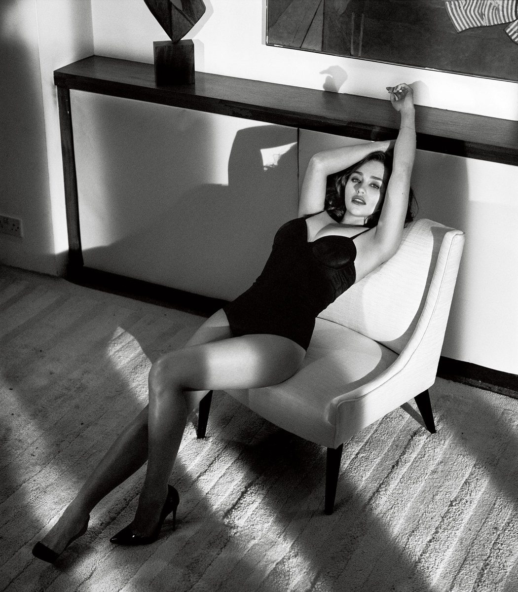 Emilia Clarke posando para Esquire