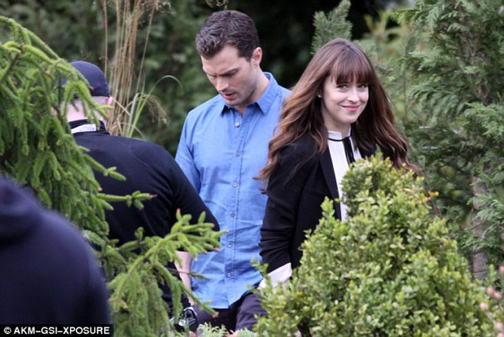 Dakota Johnson sonríe junto con Jamie Dornan en el rodaje