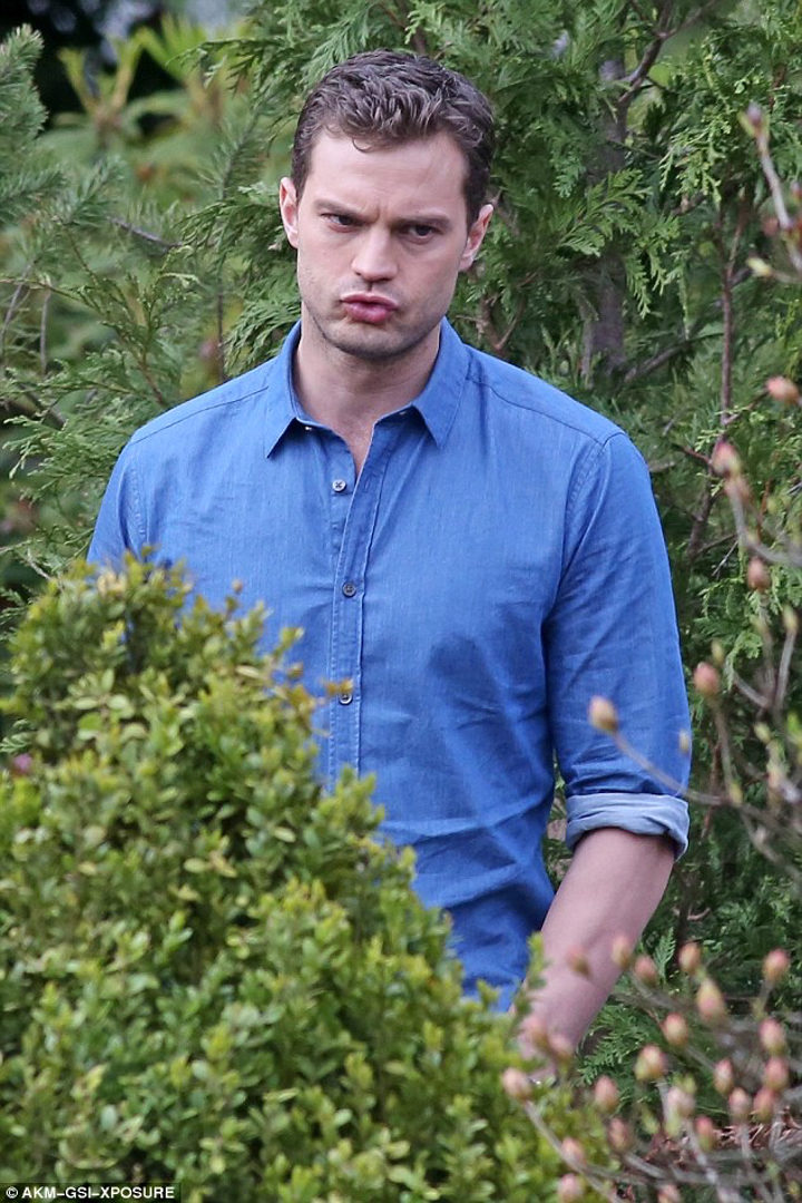 Jamie Dornan serio en el set