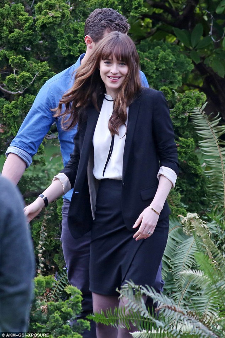 Dakota Johnson delante de Jamie Dornan en el rodaje