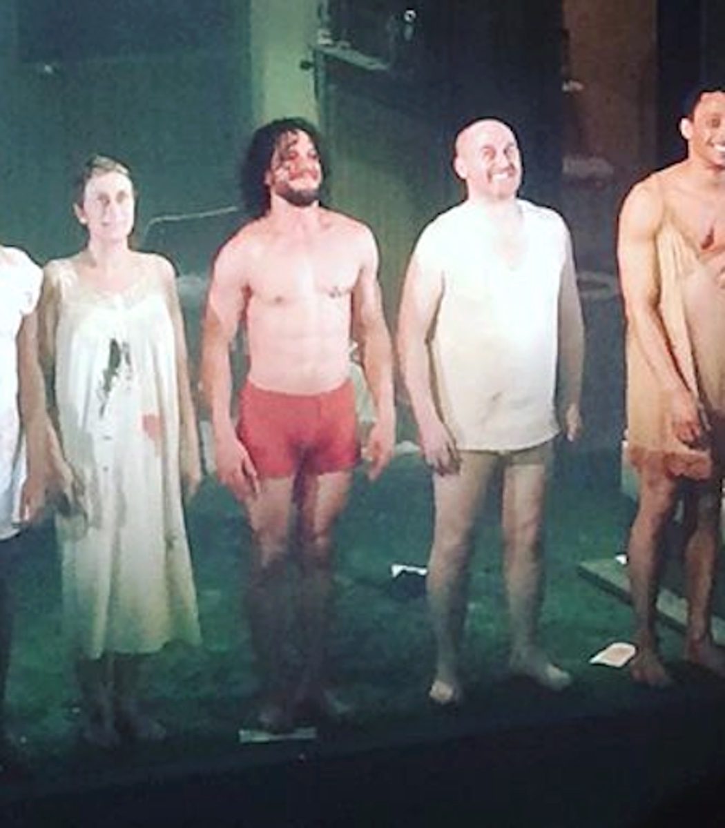 Kit Harington casi desnudo en la obra de teatro 'Doctor Fausto'