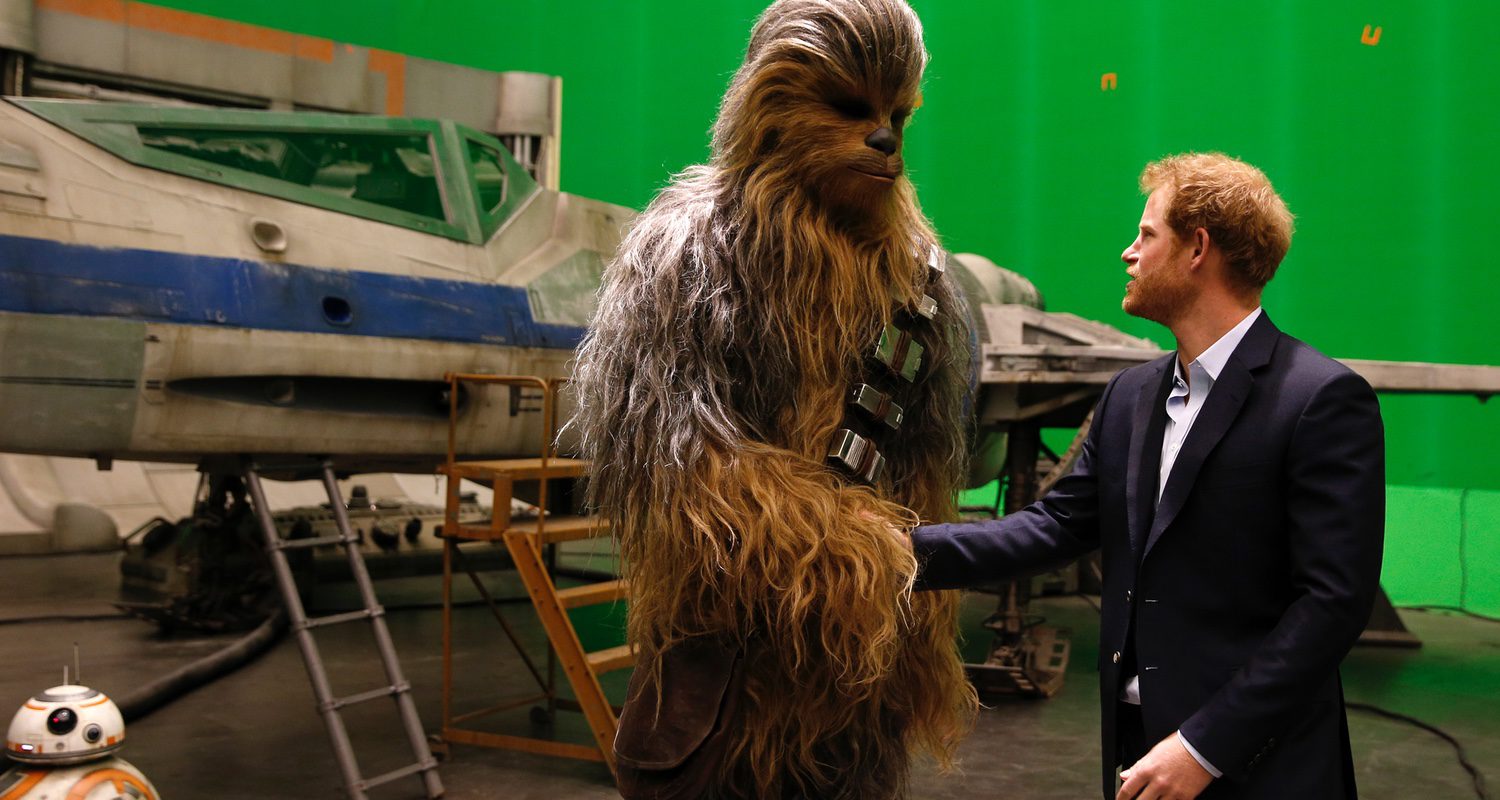 El príncipe Harry saluda a Chewbacca