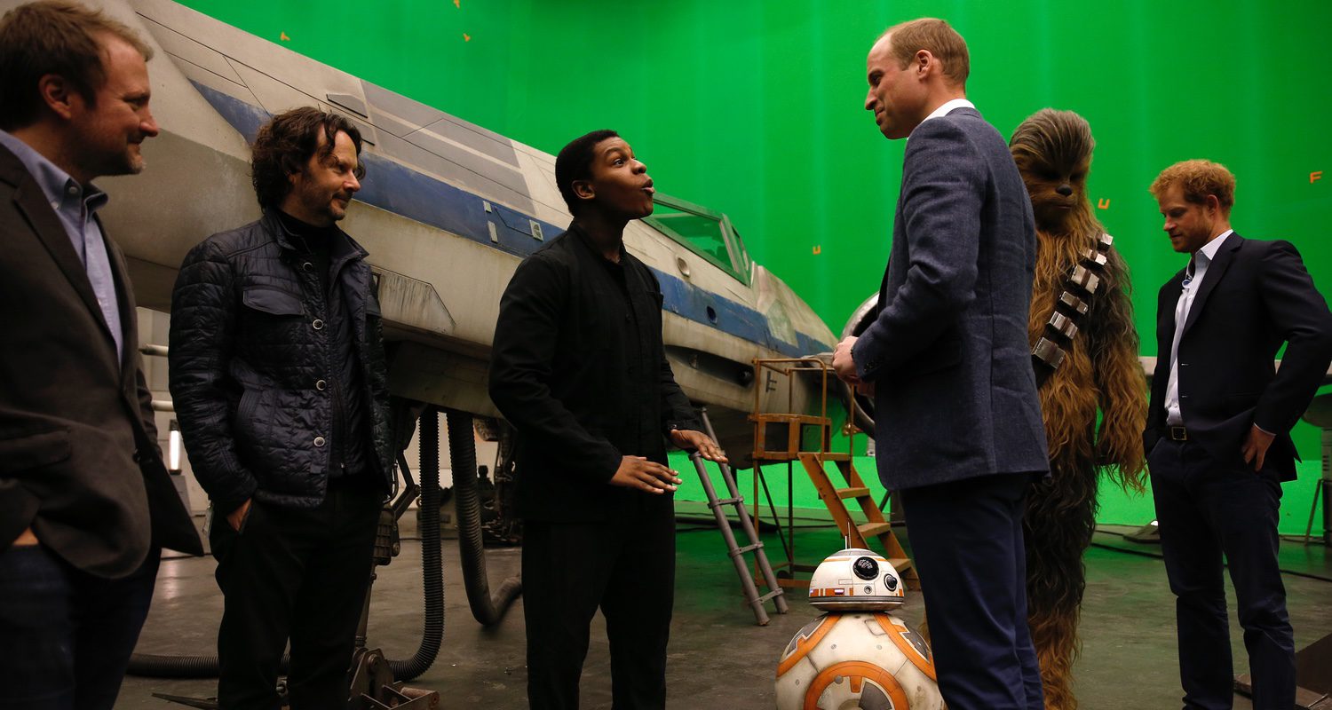 El príncipe William habla con John Boyega, Rian Johnson y BB-8