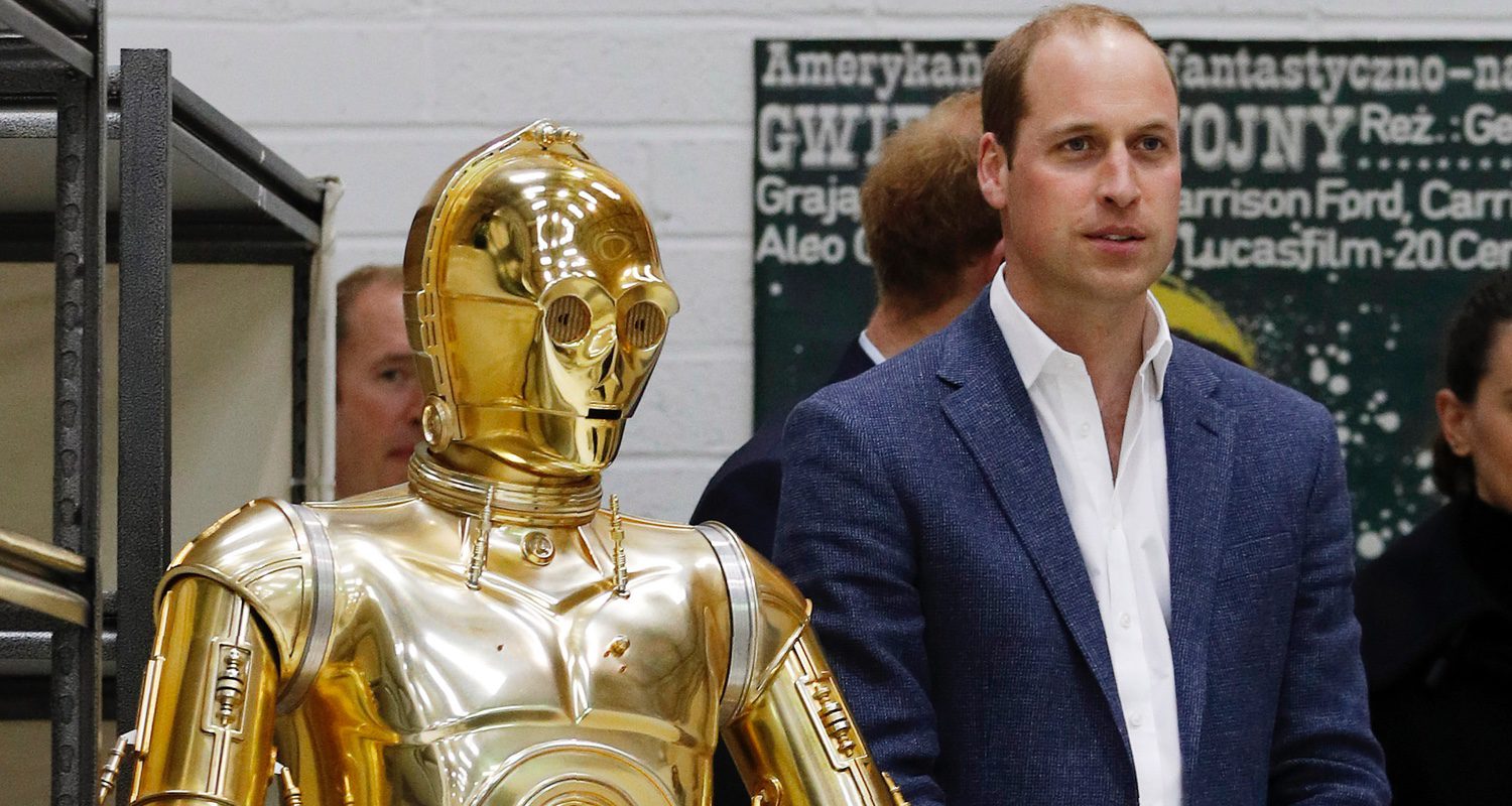 El príncipe William posa con C3PO