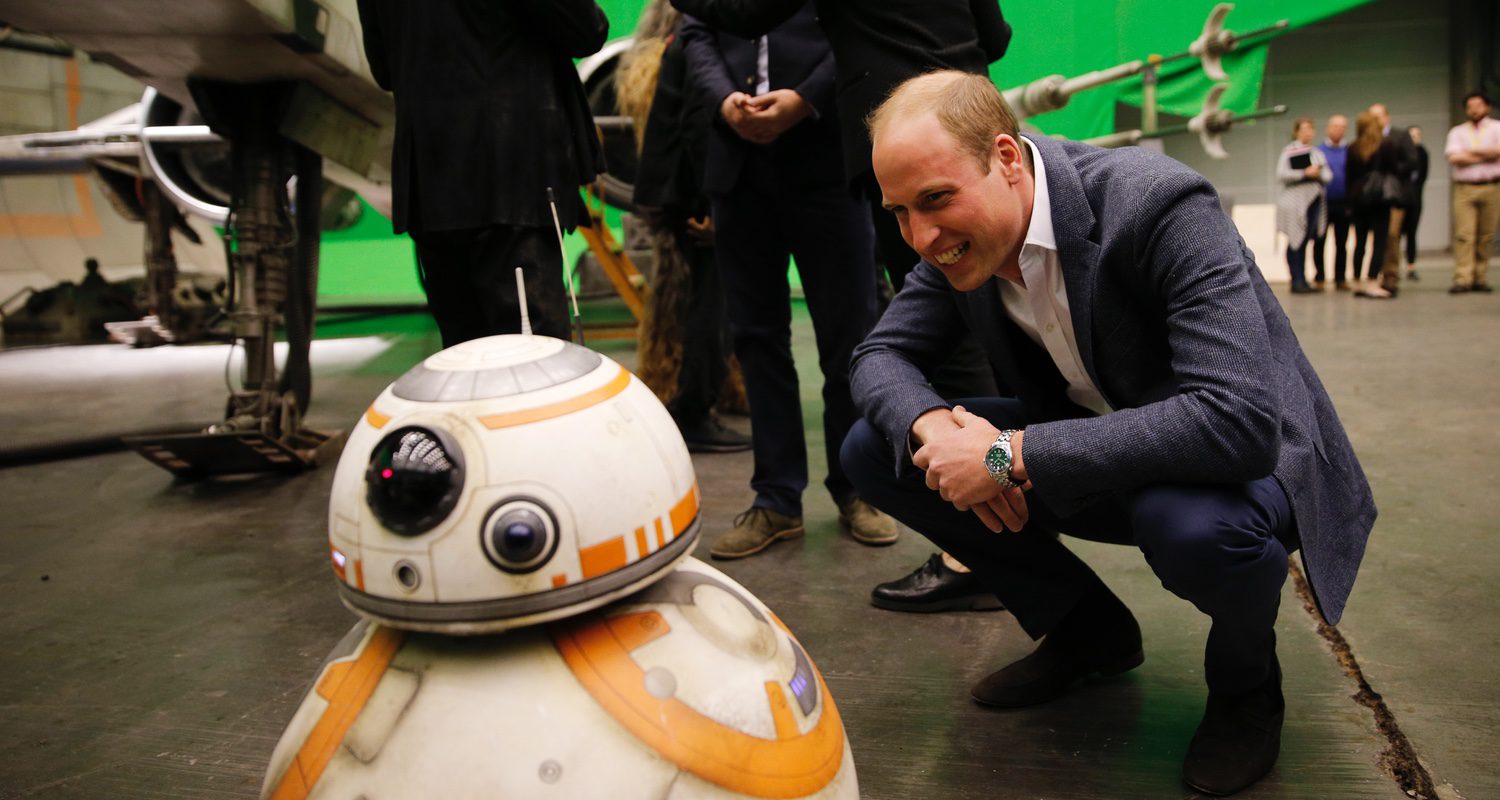 El Duque de Cambridge charla con BB-8