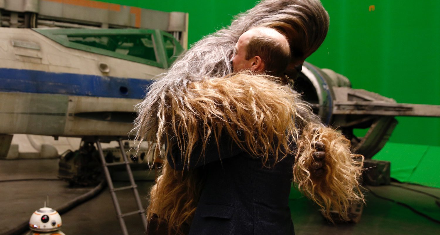 Chewbaca da un peludo abrazo al príncipe William