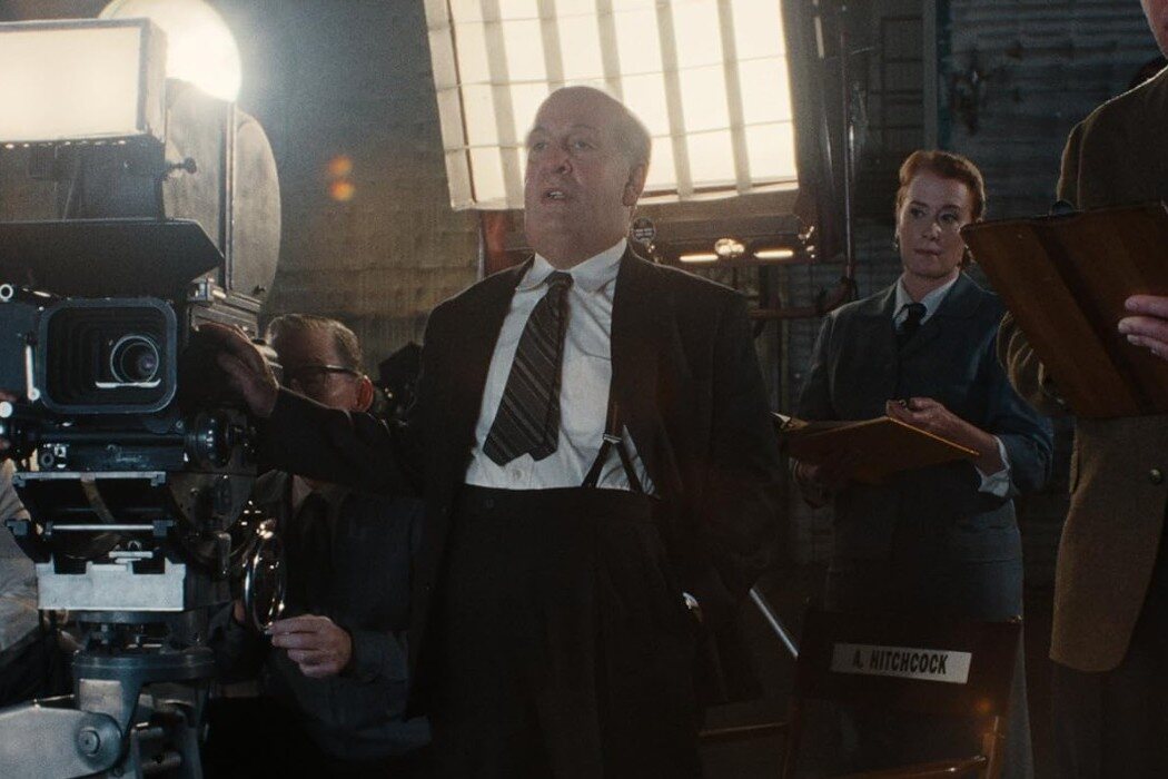 Tom Hollander es Alfred Hitchcock