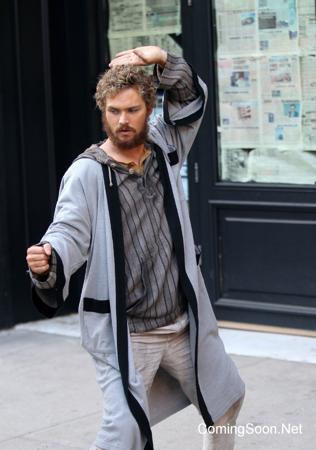 Finn Jones en posición de ataque en el rodaje de 'Iron Fist'