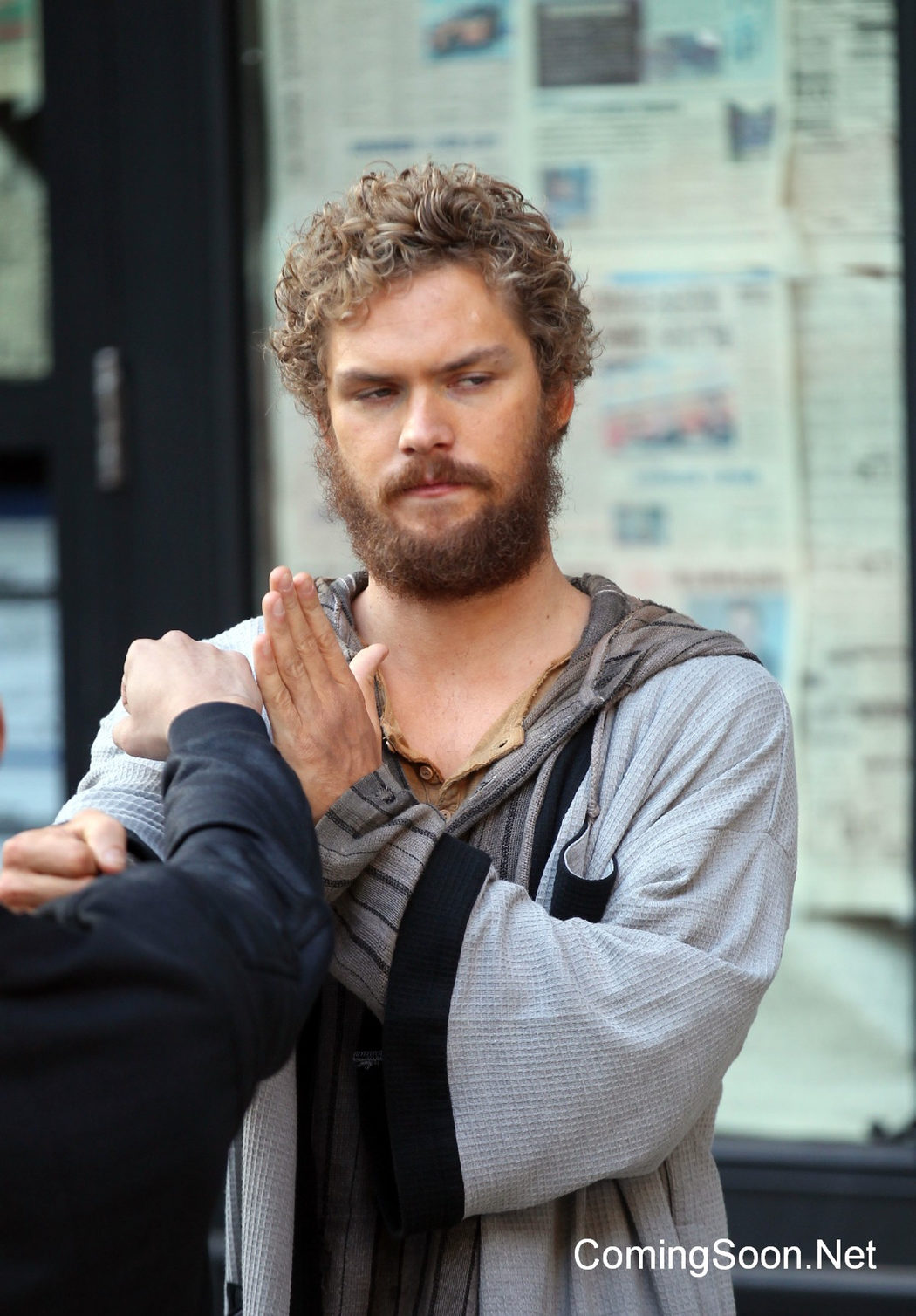 Finn Jones deteniendo un puñetazo en el rodaje de 'Iron Fist'