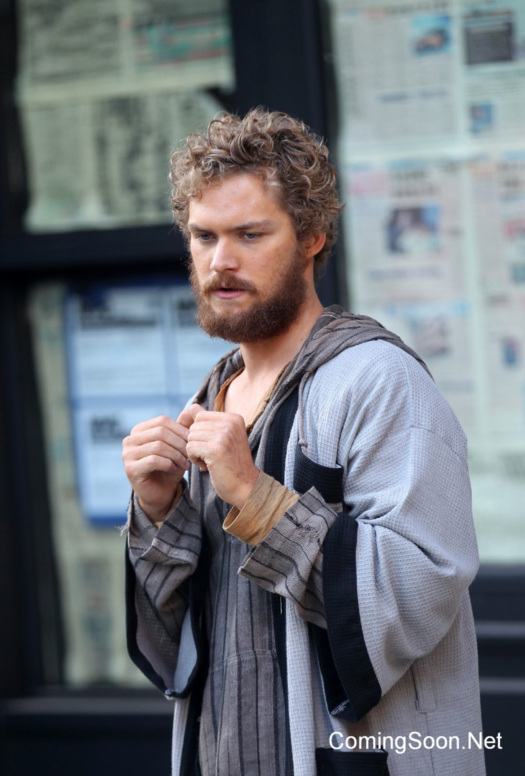 Finn Jones preparado para atacar en el rodaje de 'Iron Fist'